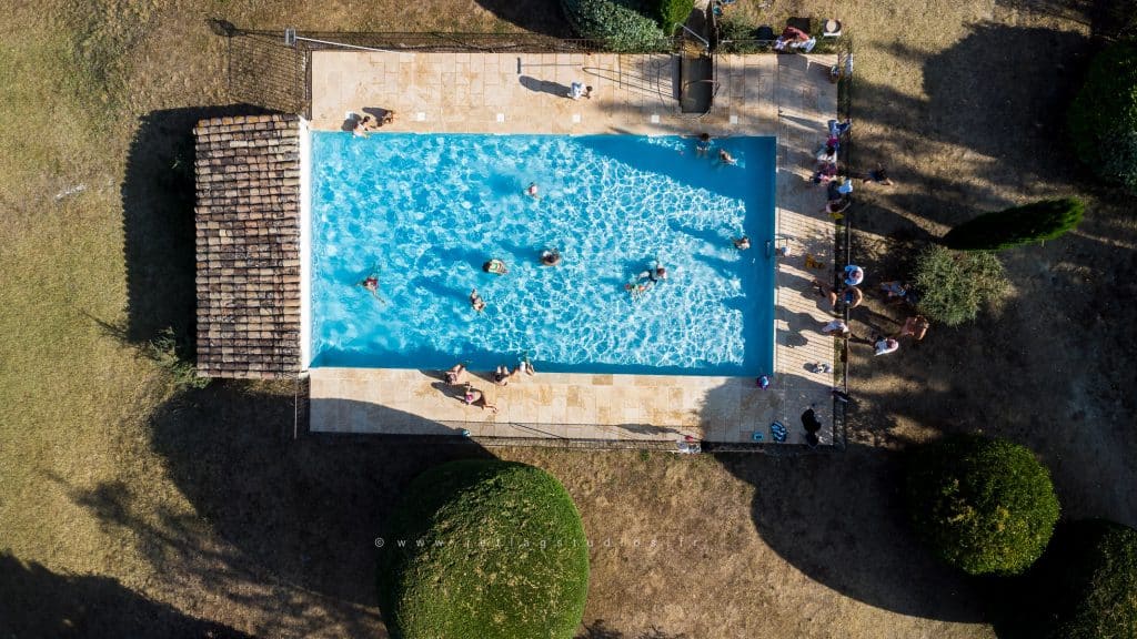 Piscine sécurisée gite grande capacité en Provence privatisation
