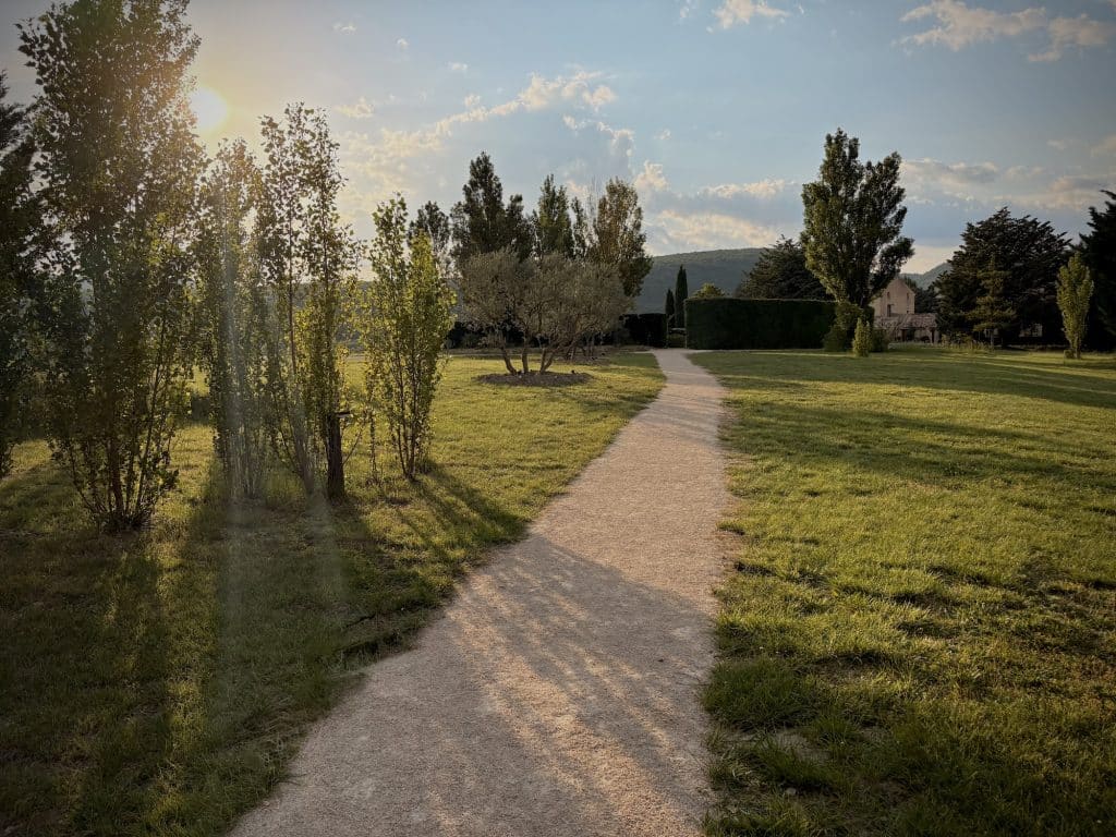 chemin entre les deux bastides du domaine de Puyharas