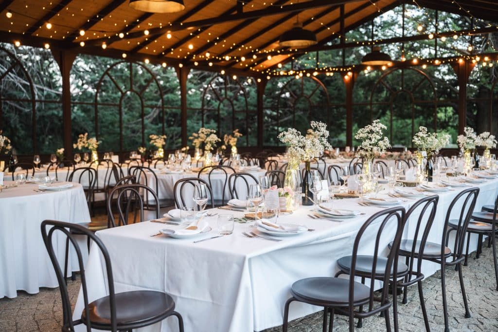 Orangerie ouverte du domaine de Puyharas , repas pour 100 personnes , séminaire et mariage avec hébergement sur place.