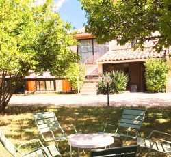 Jardin privé d’un hébergement au Domaine de Puyharas