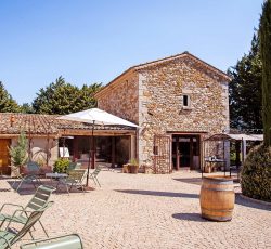 Gîtes de groupe au Domaine de Puyharas à Banon en Provence. hébergement