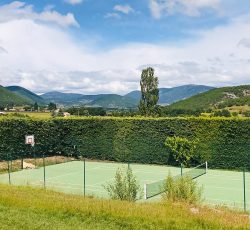 Terrain de tennis du Domaine de Puyharas à Banon avec vue sur le Luberon et la montagne de Lure