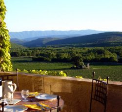 Terrasse avec vue sur les collines autour de Banon