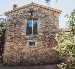 Façade en pierre d’une bastide du Domaine de Puyharas