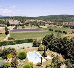 Vue panoramique sur le Domaine de Puyharas et le Luberon