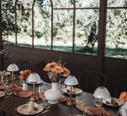 Tables dressées sous orangerie au Domaine de Puyharas