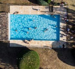 Piscine sécurisée gite grande capacité en Provence privatisation