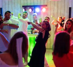 séminaire soirée festive dans la salle de réception dancefloor.séminaire, mariage , anniversaire 100 personnes
