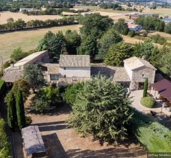 Privatisation d'un lieu de réception 100 personnes Evénements et gîtes grande capacité au Domaine de Puyharas à Banon en Provence, bastides en pierre et parc naturel dans le Luberon à 2h de Marseille