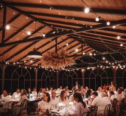 Salle de réception du Domaine de Puyharas avec tables de mariage Orangerie
