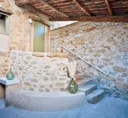 cour intérieure du domaine de Puyharas, pierres sèches, lieu de réception , lieu de mariage en provence avec hébergement. logement pour 100 personnes