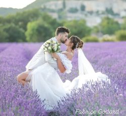 Mariage à Banon au domaine de Puyharas au milieu des lavandes.