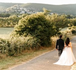 Mariage en Provence au mois de Juin . village de Banon