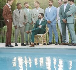 marié et garçons d'honneur au bord de la piscine